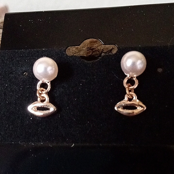 BETSEY JOHNSON Faux Pearl and Golden Lips Post Earrings. - Picture 1 of 5